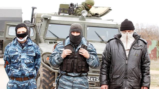Militares e ativistas pró-Rússia foram vistos no aeroporto de Sebastopol, na região da Crimeia, Ucrânia