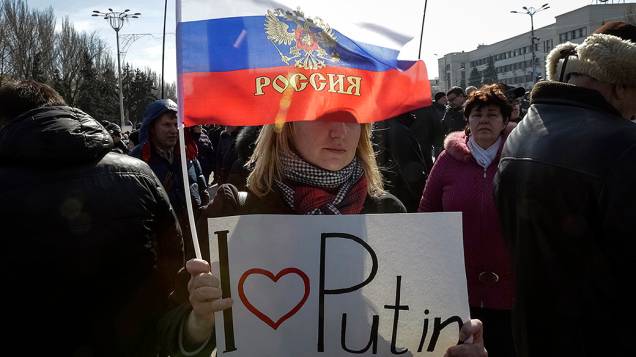 Manifestantes pró-Rússia participam de um comício no centro da cidade ucraniana de Donetsk
