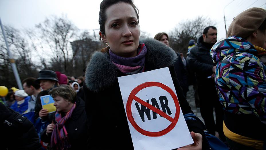Manifestantes pró-Ucrânia participam de um comício em Simferopol contra a intervenção russa na Crimeia