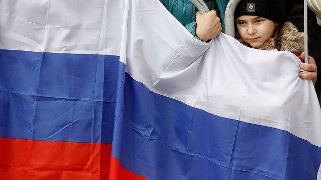 Manifestantes pró-Rússia participam de um comício na cidade de Simferopol, na região da Crimeia