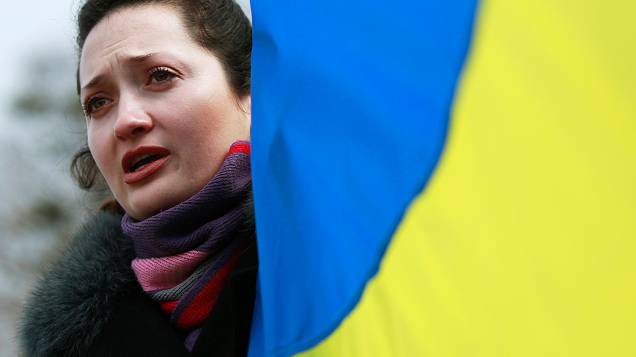 Manifestante pró-Ucrânia com a bandeira do país, durante um comício na cidade Simferopol contra a intervenção russa na Crimeia