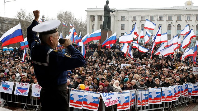 Manifestantes pró-Rússia participam de um comício na cidade de Simferopol, na região da Crimeia