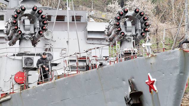 Militares russos montam guarda a bordo um navio da Marinha em Sebastopol, na Crimeia
