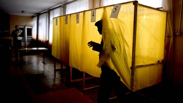 Homem deixa a cabine de votação após escolher se a Crimeia deve ou não se separar da Ucrânia, na Crimeia