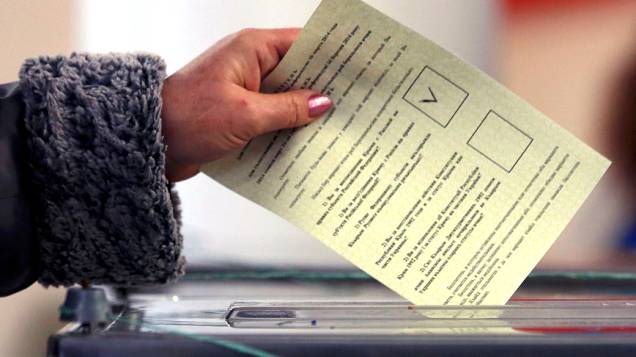 Mulher deposita seu voto em uma urna do referendo que irá decidir o futuro da Crimeia