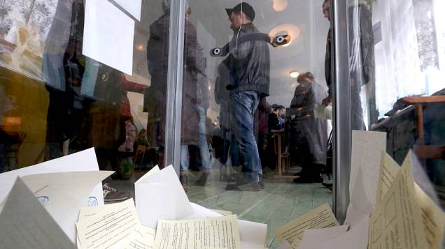 Urnas são vistas com votos sobre o referendo que irá decidir o futuro da Crimeia