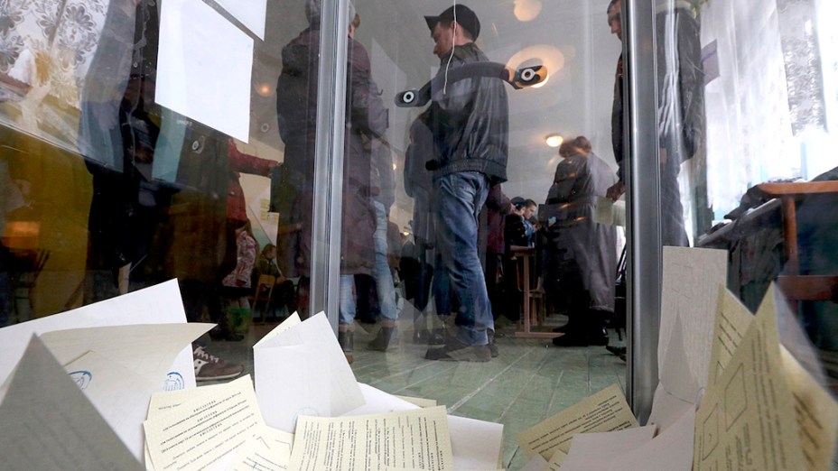 Urnas são vistas com votos sobre o referendo que irá decidir o futuro da Crimeia