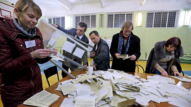 Oficiais começam a contagem dos votos do referendo da Crimeia, em Simferopol