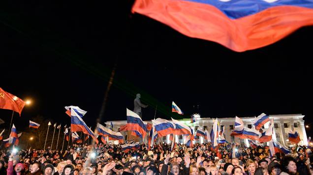 População comemora o resultado do referendo na Praça Lênin, em Simferopol, capital da Crimeia