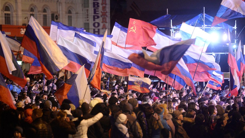 Povo da Crimeia comemora na Praça Lênin, em Simferopol, o resultado do referendo que anexa a Crimeia à Rússia
