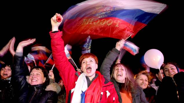 Povo da Crimeia comemora na Praça Lênin, em Simferopol, o resultado do referendo que anexa a Crimeia à Rússia