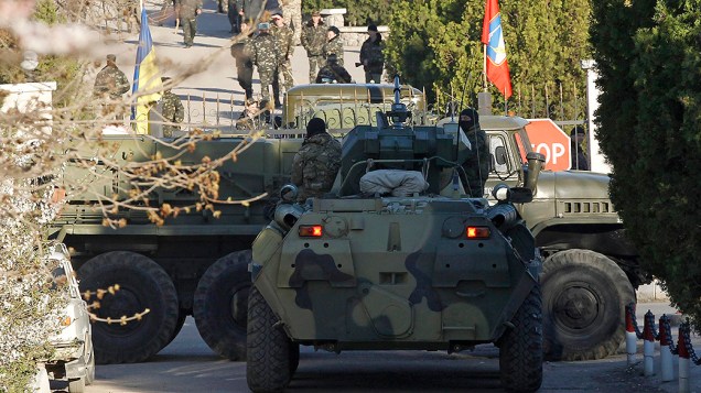 Veículo militar supostamente russo, é visto em frente a entrada da base aérea de Belbek, na Crimeia