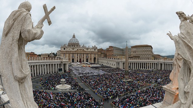 A Praça de São Pedro ficou tomada de fiéis que acompanharam a missa de canonização de João Paulo II e João XXIII
