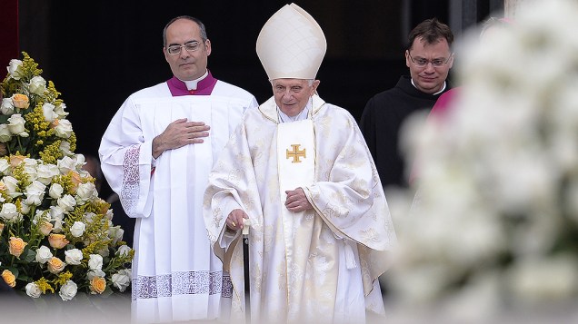 O papa emérito Bento XVI chega para a missa de canonização de João Paulo II e João XXIII