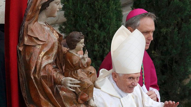 O papa emérito Bento XVI chega para a missa de canonização de João Paulo II e João XXIII