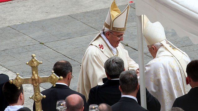 Papa Francisco saúda o papa emérito Bento XVI no final da missa de canonização de João Paulo II e João XXIII