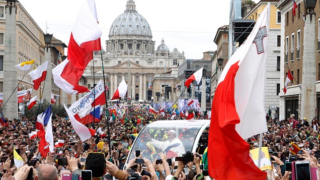 Papa Francisco saúda os fiéis reunidos na Praça de São Pedro, no Vaticano