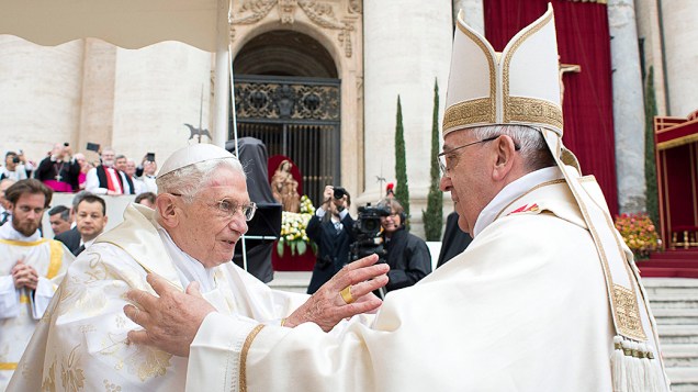 Papa Francisco saúda o papa emérito Bento XVI antes da missa de canonização de João Paulo II e João XXIII