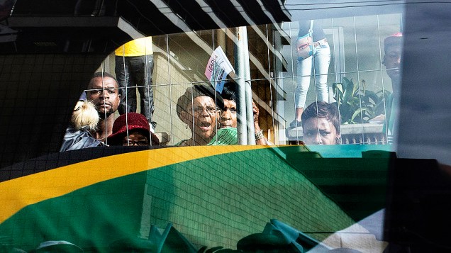 Pessoas observam chegada do caixão do ex-presidente sul-africano Nelson Mandela durante segundo dia de velório em Pretória, África do Sul