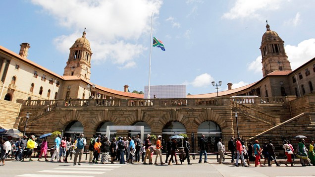 Pessoas fazem fila para ver o corpo do ex-presidente sul-africano Nelson Mandela em Pretória, África do Sul