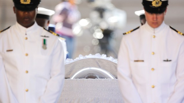 Oficiais da marinha em frente ao caixão de Nelson Mandela, durante o velório do ex-presidente da África do Sul, em Pretória
