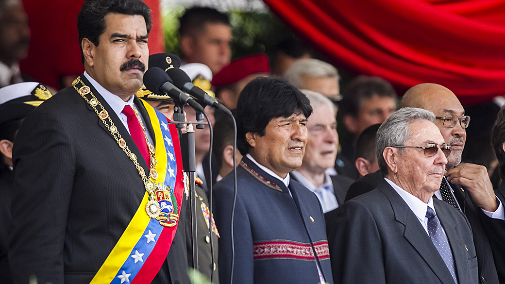 Nicolás Maduro, Raul Castro e Evo Morales acompanham desfile militar em homenagem ao aniversário de morte de Hugo Chávez, em Caracas