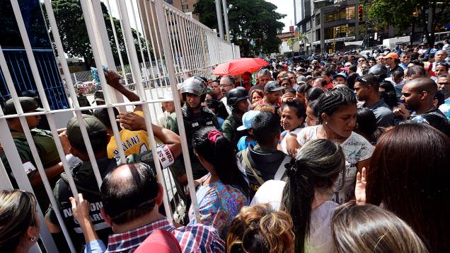 Centenas de venezuelanos lotaram as lojas da rede Daka em Caracas para comprar eletrodomésticos a preços reduzidos, neste sábado (09) após determinação do presidente Nicolás Maduro de que a rede havia sido alvo de intervenção e sancionada por aumentar seus preços de forma irregular