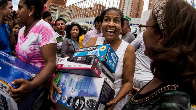 Centenas de venezuelanos lotaram as lojas da rede Daka em Caracas para comprar eletrodomésticos a preços reduzidos, neste sábado (09) após determinação do presidente Nicolás Maduro de que a rede havia sido alvo de intervenção e sancionada por aumentar seus preços de forma irregular