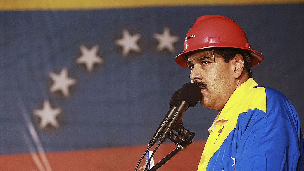 Presidente interino da Venezuela, Nicolás Maduro, fala durante uma reunião com os trabalhadores do petróleo no porto de Guaraguao no estado de Anzoategui, em 20/03/2013