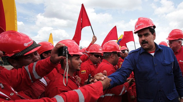 Presidente interino da Venezuela, Nicolás Maduro cumprimenta trabalhadores do petróleo, durante visita a uma instalação petrolífera na Faixa do Orinoco, no estado de Monagas, em 21/03/2013