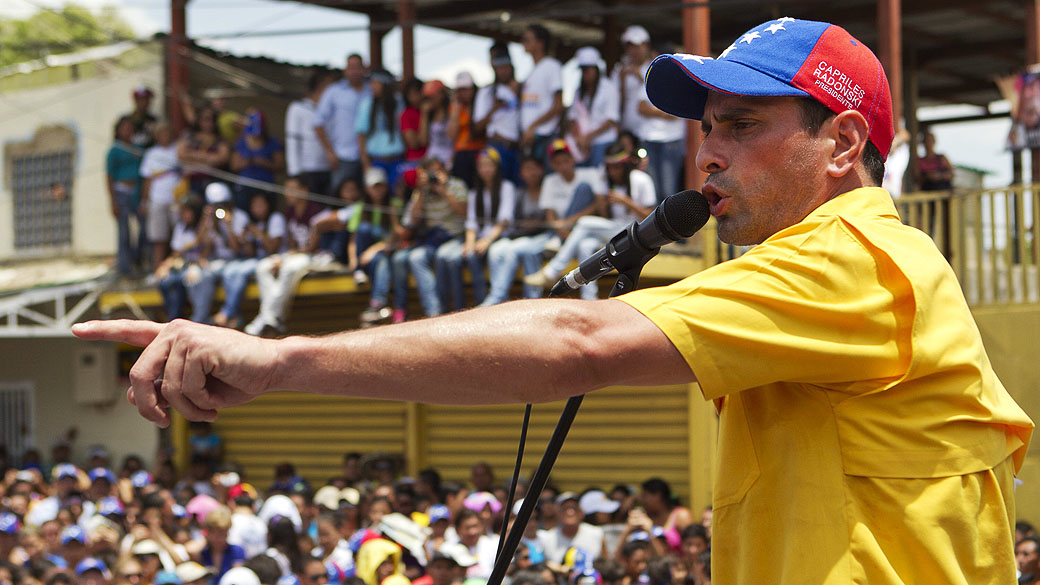Henrique Capriles, candidato da oposição, discursa para seus adeptos durante visita ao Vale da Páscoa no Estado Guárico, em 21/03/2013