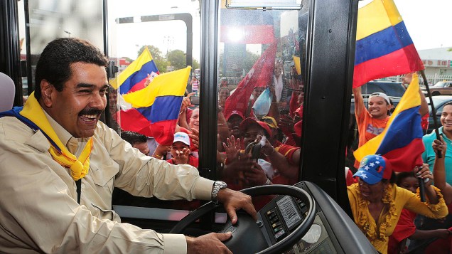 Ex-motorista de ônibus, Nicolás Maduro chega dirigindo um veículo deste tipo, durante visita ao estado de Zulia, em 22/03/2013
