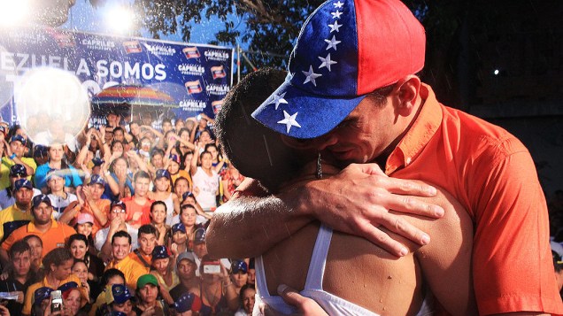 Henrique Capriles abraça eleitora durante comício em Mario Briceño Iragorry, no estado de Aragua, em 23/03/2013