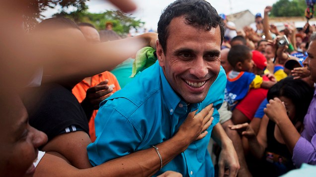 Candidato da oposição Henrique Capriles cumprimenta eleitores durante comício em Carora, no estado de Lara, em 24/03/2013