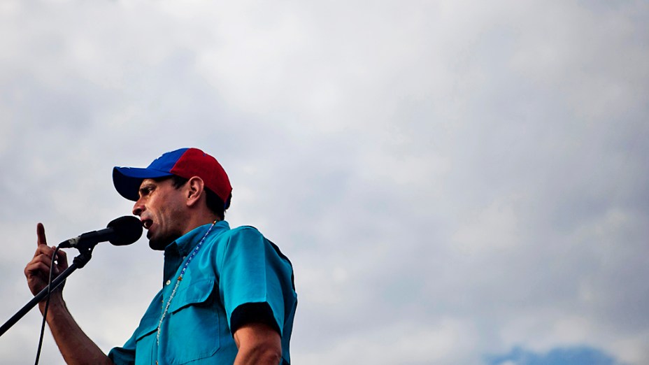 Opositor Henrique Capriles discursa em Carora, no estado de Lara, em 24/03/2013