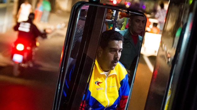 Presidente Nicolás Maduro dirige um ônibus, durante campanha em Puerto Ordaz na Venezuela