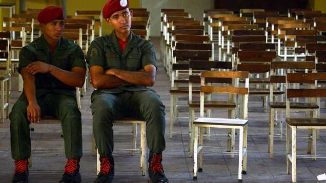 Soldados da Guarda Nacional aguardam para votar durante as eleições municipais em um posto de votação em Caracas