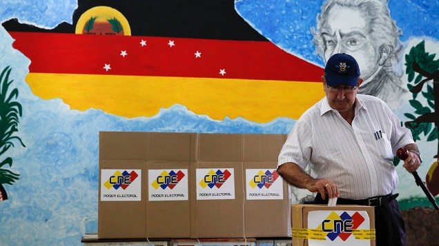 Homem lança seu voto durante as eleições municipais em Caracas