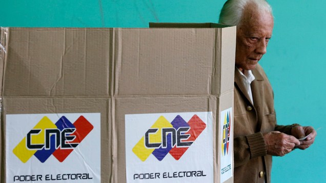 Homem lança seu voto durante as eleições municipais em Caracas