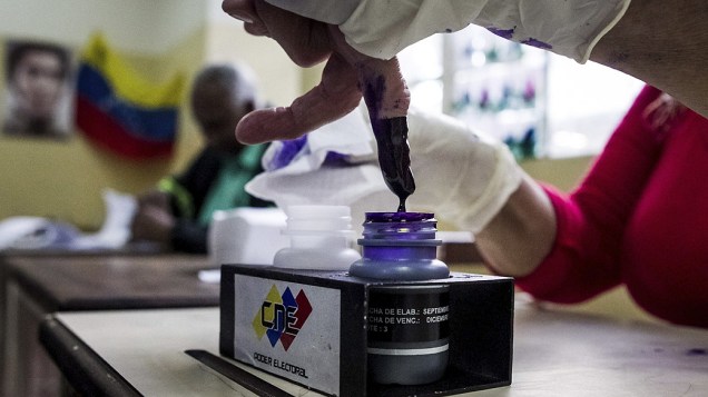 Detalhe de um eleitor numa assembleia de votos em Caracas durante as eleições municipais
