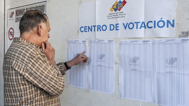 Homem espera na de entrada de um centro de votação durante as eleições municipais, em Caracas