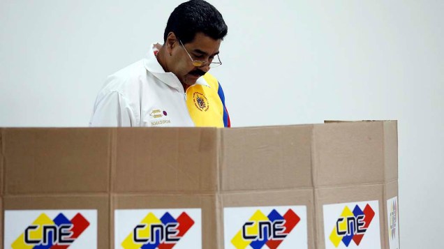 Presidente venezuelano Nicolás Maduro comparece a um centro de votação em Caracas durante as eleições municipais