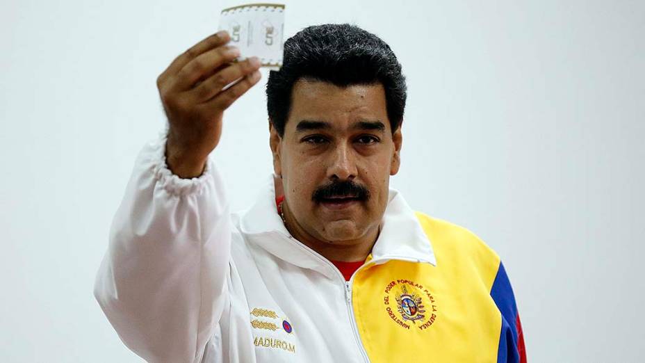 Presidente venezuelano Nicolás Maduro comparece a um centro de votação em Caracas durante as eleições municipais