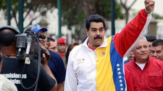 Presidente venezuelano Nicolás Maduro comparece a um centro de votação em Caracas durante as eleições municipais