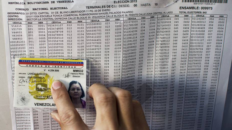 Mulher verifica lista de eleitores antes de votar na favela 23 de Enero, em Caracas