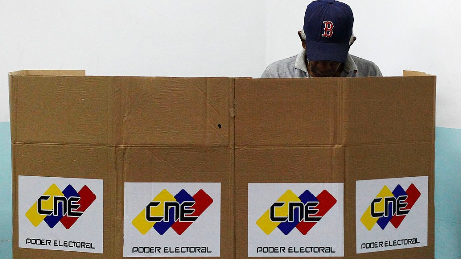 Eleitor venezuelano vota em Caracas