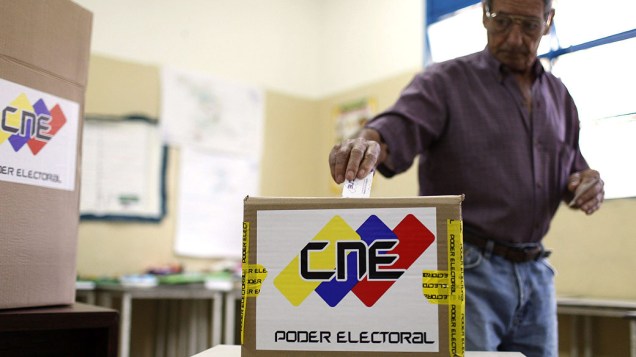 Eleitor deposita seu voto em uma urna