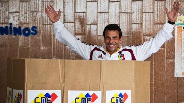 Candidato da oposição Henrique Capriles comparece para votar em Caracas neste domingo (14)
