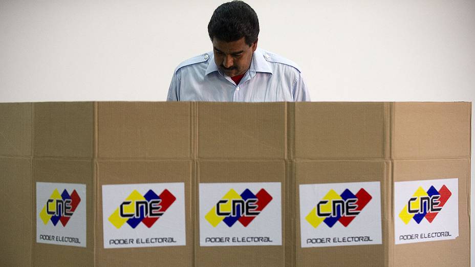 Candidato chavista Nicolás Maduro comparece para votar em Caracas neste domingo (14)