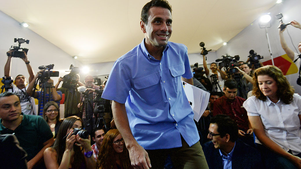 Líder da oposição e atual governador do estado venezuelano de Miranda, Henrique Capriles, chega para uma coletiva de imprensa em Caracas